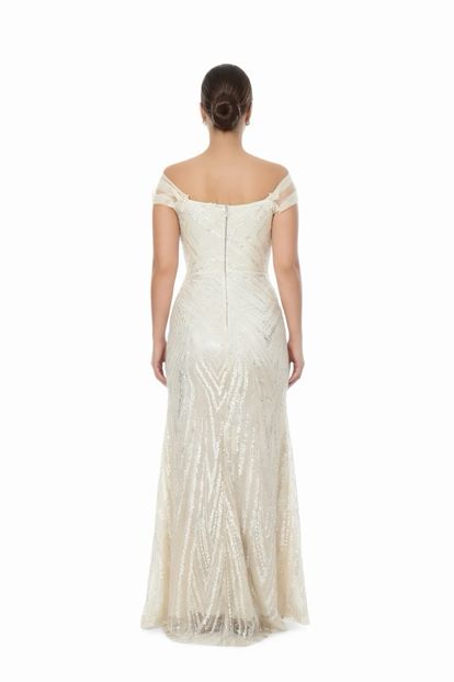 فستان سهرة بمقاسات كبيرة مزين بالترتر ومصنوع من التول الذهبي